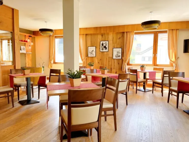 Außenansicht des Olympic Regina Hotel