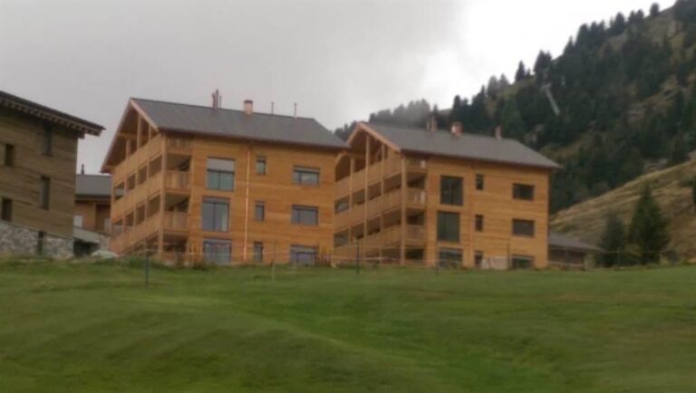 Außenansicht des Alpenresort B im Sommer