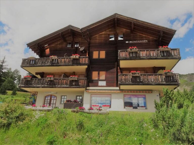 Außenansicht der Unterkunft Al-Montanara im Sommer