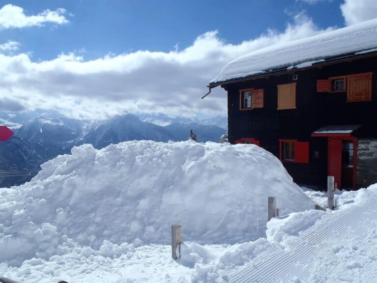 Außenansicht mit Terrasse im Winter