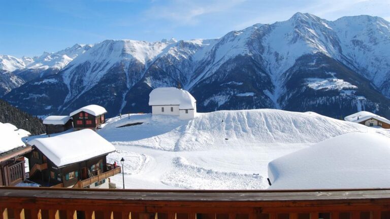 Aussicht auf die Kapelle im Winter