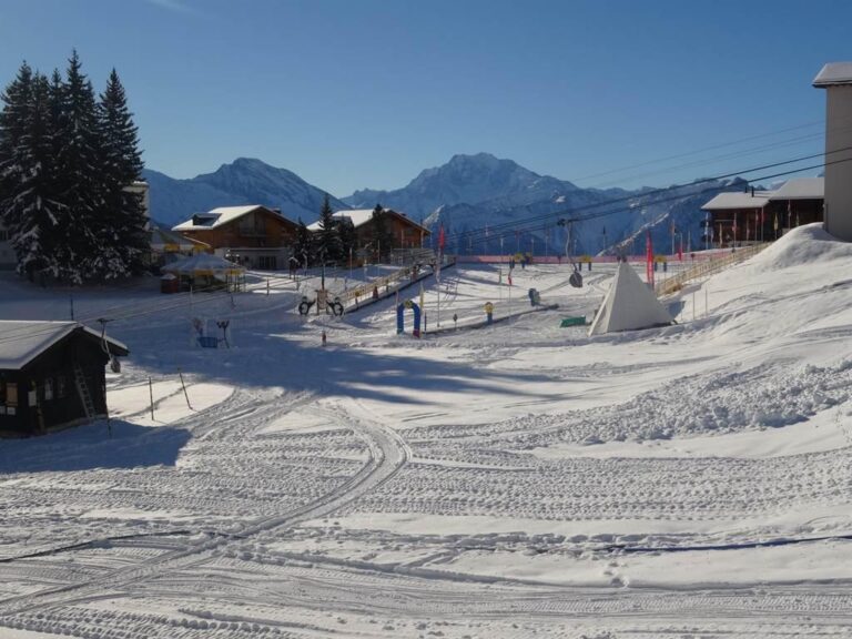 Aussicht auf die Skipiste im Winter