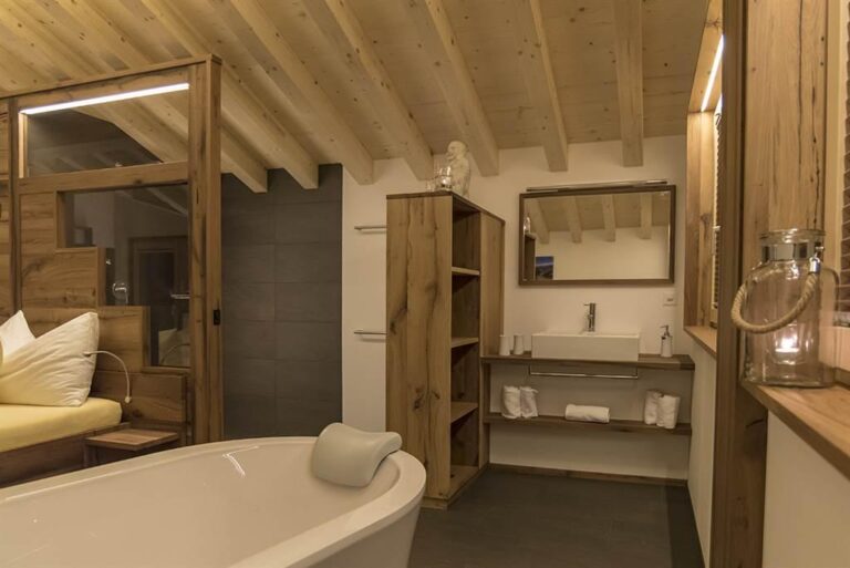 Badezimmer mit Badewanne