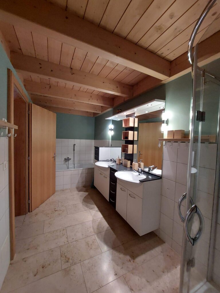 Badezimmer mit Doppelwaschtisch