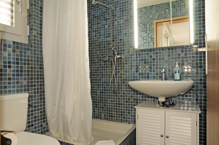 Badezimmer mit Dusche