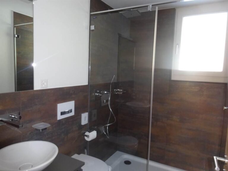 Badezimmer mit Dusche