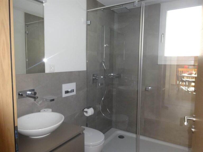 Badezimmer mit Dusche