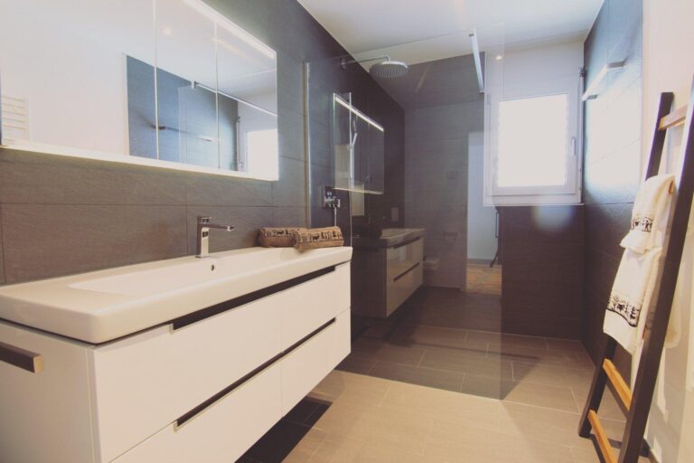 Modernes Badezimmer
