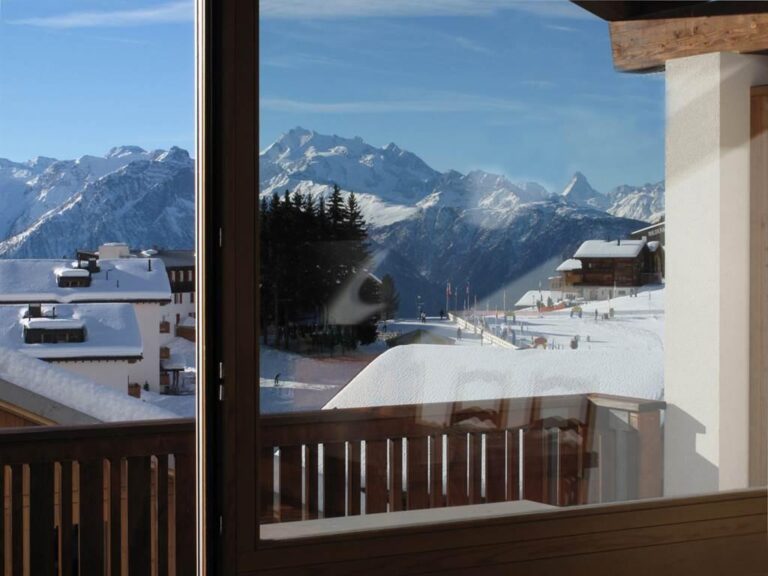 Balkon mit Blick auf die Skipiste