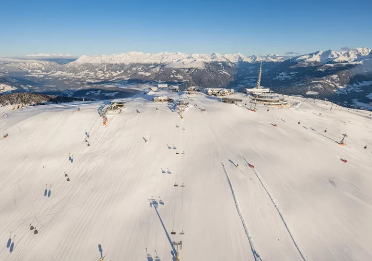 Luftaufnahme von Kronplatz im Winter