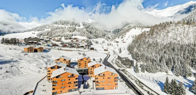Aussenansicht des Catrina Resort im Winter