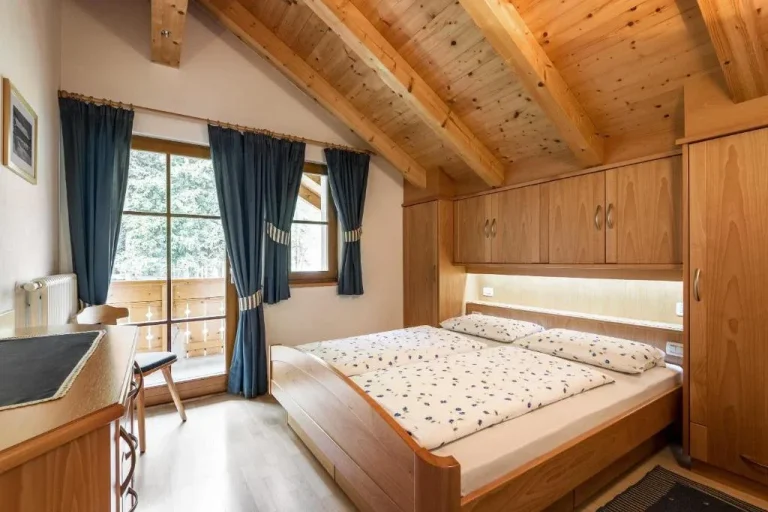 Schlafzimmer in der Ciasa Odlina
