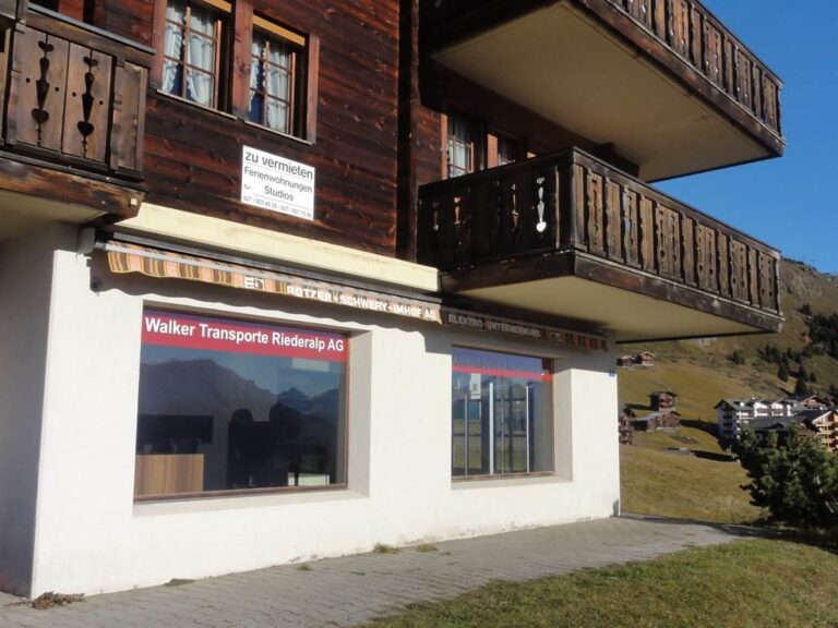 Fassade im Erdgeschoss im Sommer
