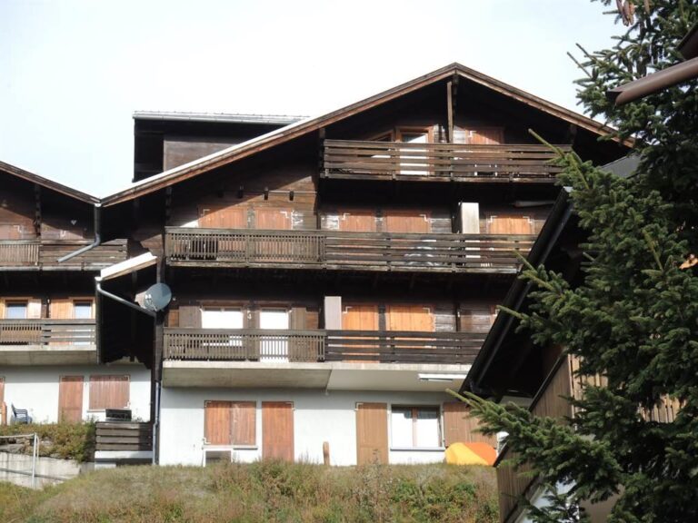 Nahaufnahme der Fassade im Sommer