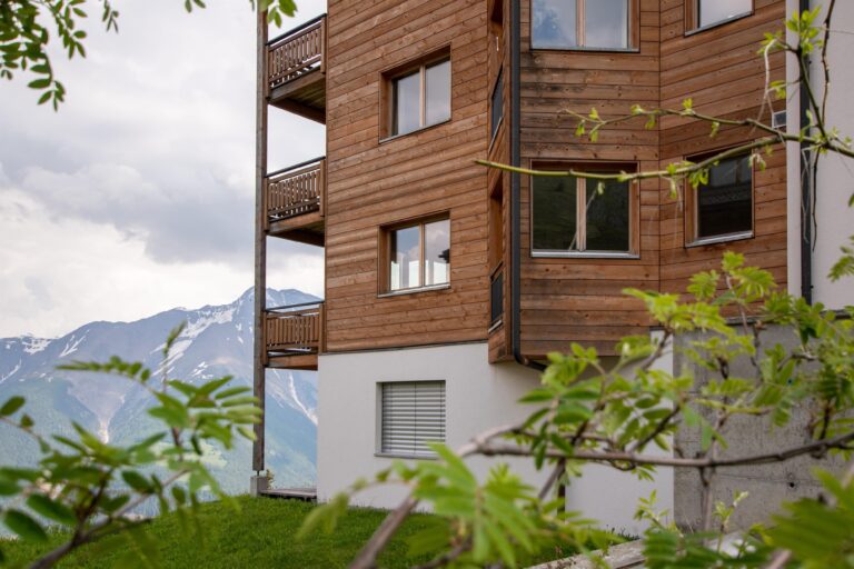 Nahaufnahme der Fassade im Sommer