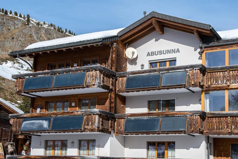Nahaufnahme der Fassade im Winter