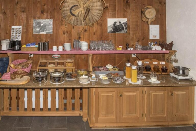 Frühstücksraum mit Buffet