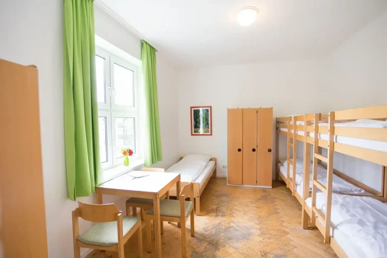 Grün eingerichtetes Schlafzimmer