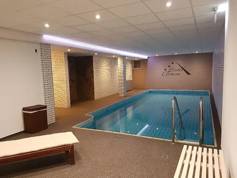 Innenpool im Hotel Clemens