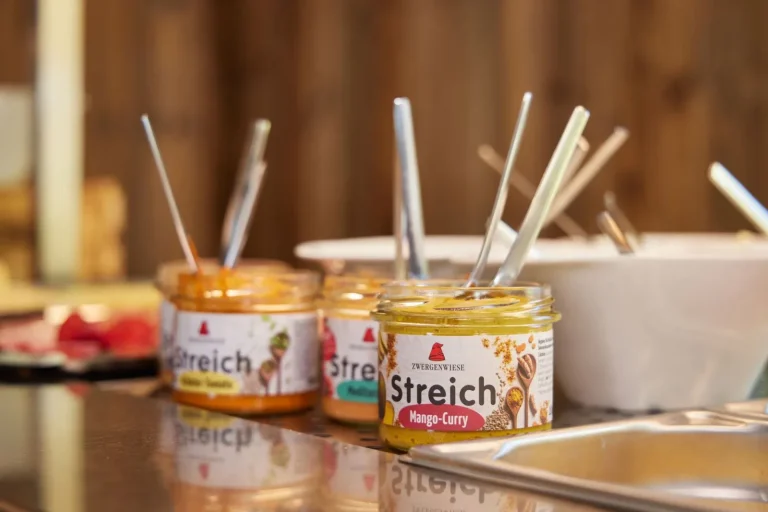 Frühstücksbereich im Explorer Hotel Montafon