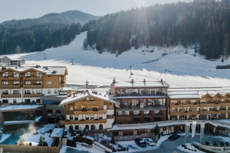 Außenansicht des Good Life Resort Riederalm im Winter