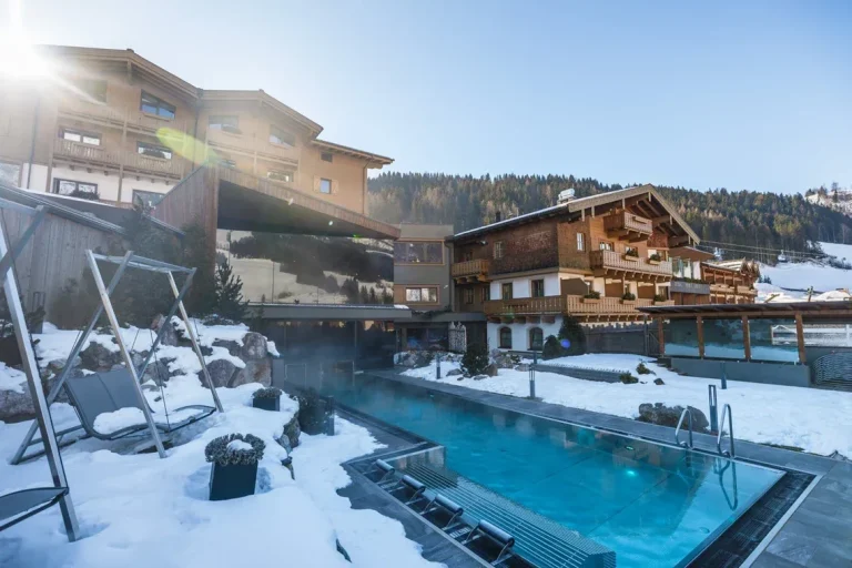 Hotelgebäude der Riederalm im Winter