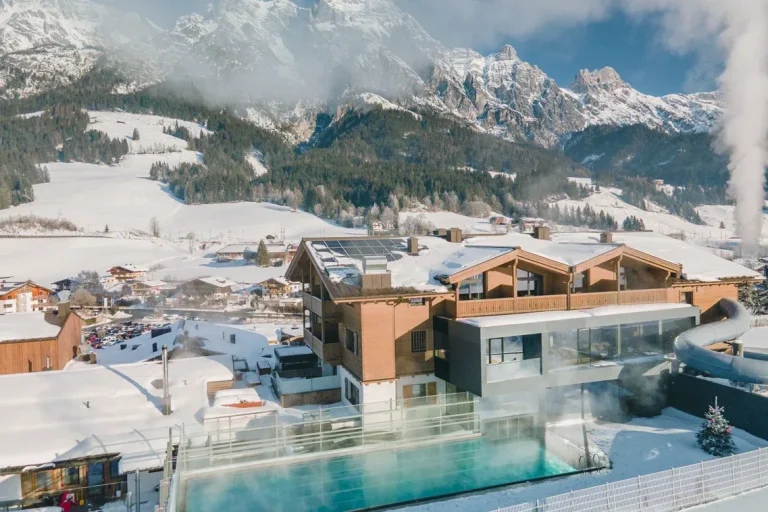 Panoramablick auf das Good Life Resort Riederalm im Winter