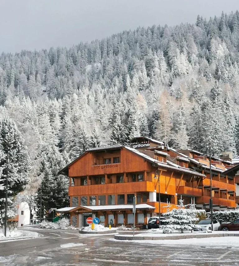 Winterliche Außenansicht des Hotel Grifone