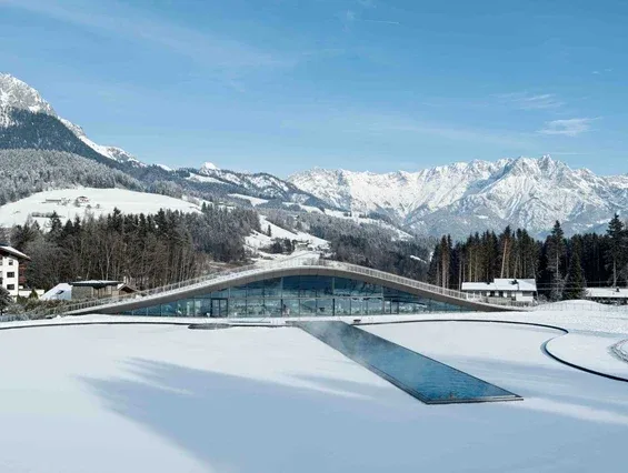 Hotelgebäude des Krallerhof im Winter