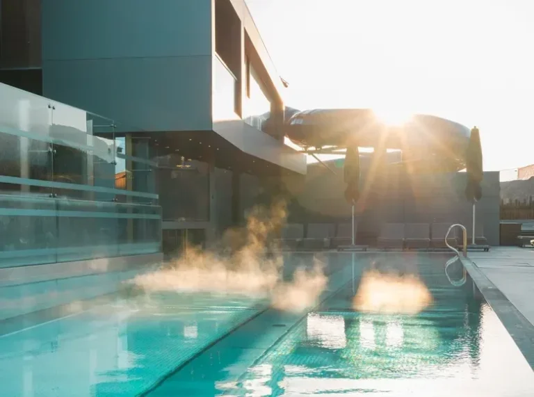 Poolbereich im Good Life Resort Riederalm