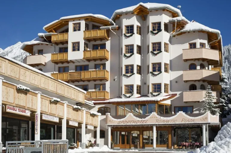 Winterliche Außenansicht des Sport Hotel Romantic Plaza