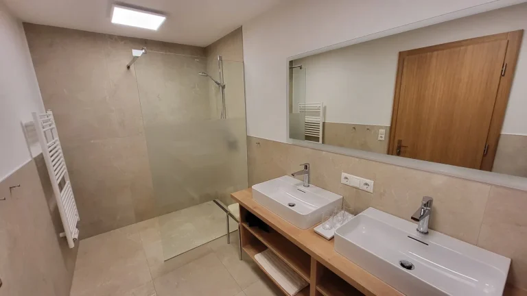 Bad mit Dusche in den Eckis Appartements