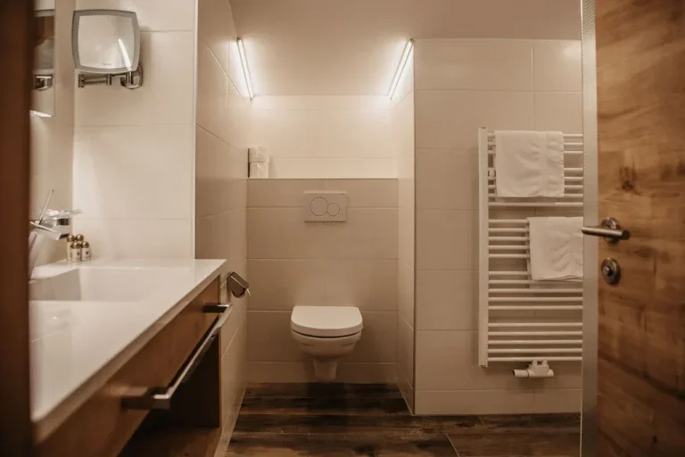 Bad mit Dusche im Hotel Garni Viktoria
