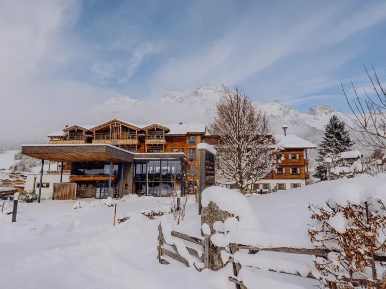 Außenansicht des Naturresort PURADIES im Winter