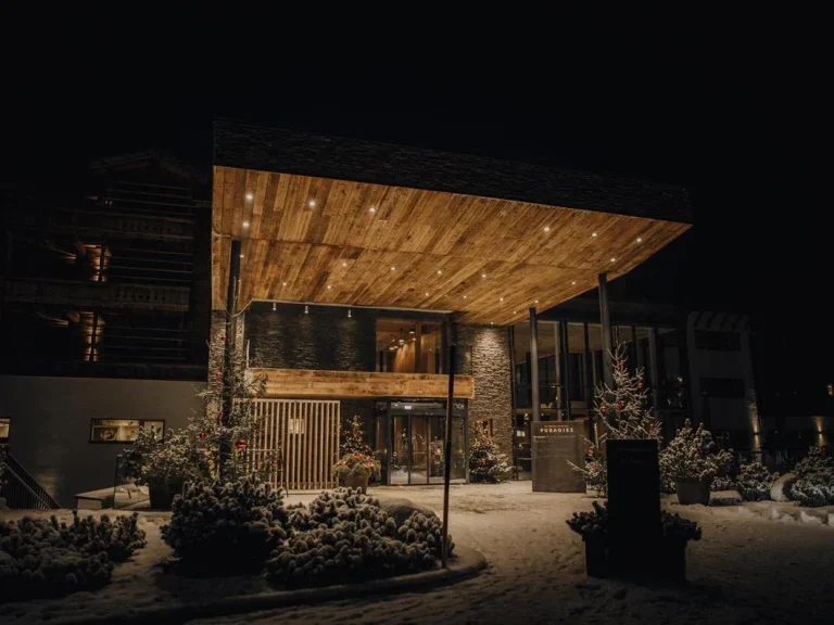 Hotelgebäude des Naturresort PURADIES im Winter