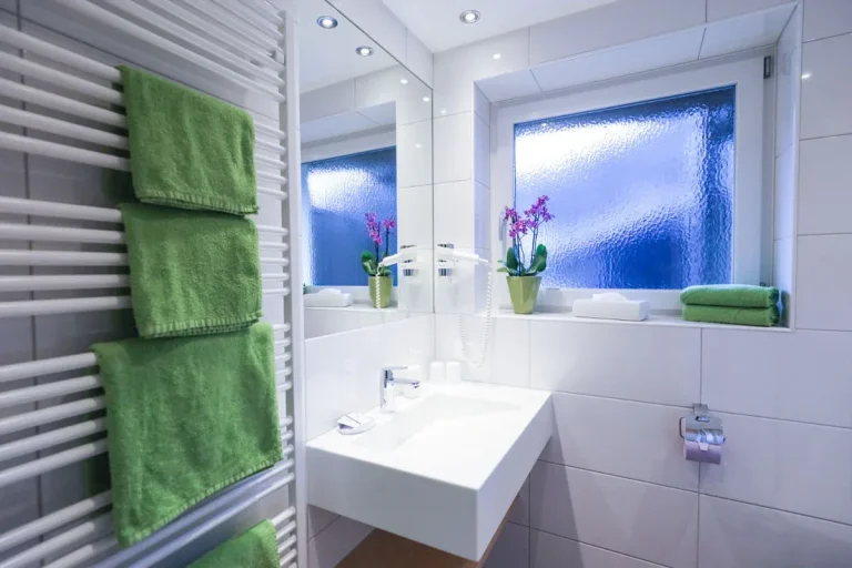 Badezimmer mit modernem Waschtisch