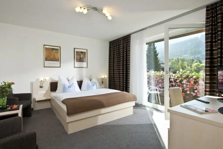 Doppelzimmer mit Suedbalkon in der Pension Haus Maria