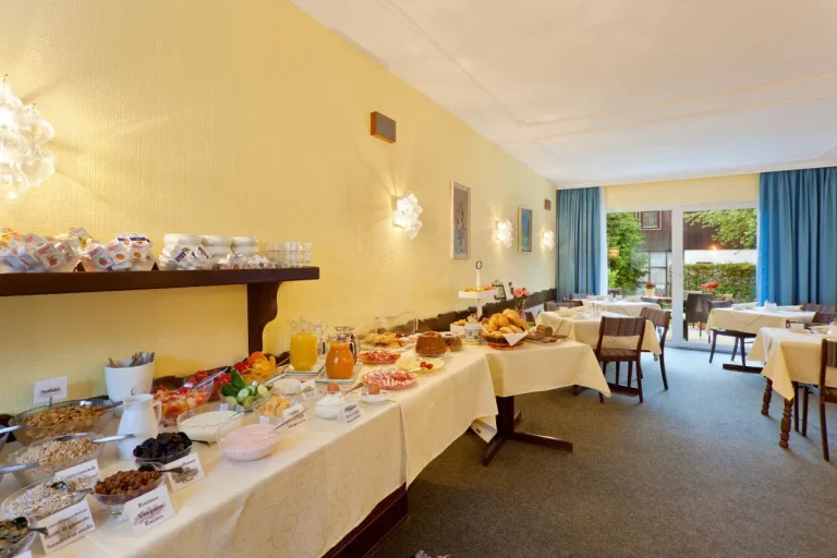Fruehstuecksbuffet in der Pension Haus Maria