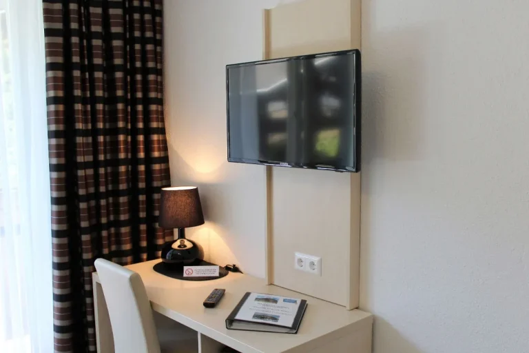 Zimmer mit Schreibtisch und TV
