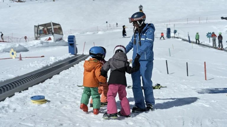 Kinder beim Skifahren in Sölden