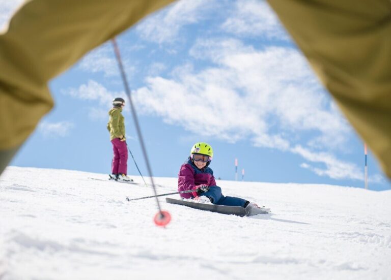 Kind beim Skifahren in der Region Disentis