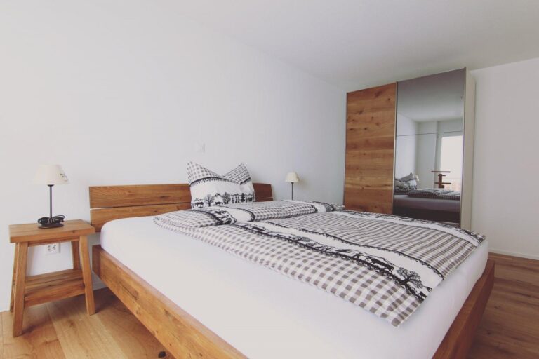 Schlafzimmer mit Doppelbett
