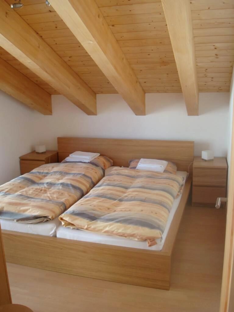 Schlafzimmer mit Doppelbett