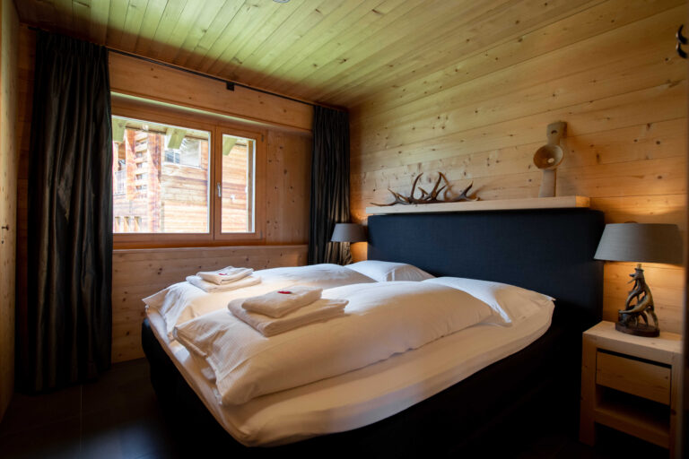 Schlafzimmer mit Doppelbett
