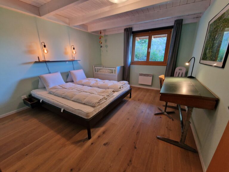Schlafzimmer mit Kinderbett