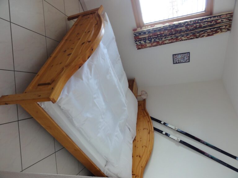 Schlafzimmer mit Skiausrüstung