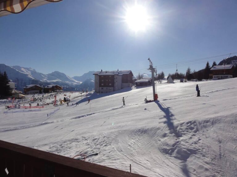 Blick auf die Skipiste im Winter