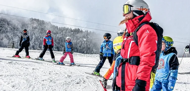 Kinder beim Skifahren in der Silvretta Montafon