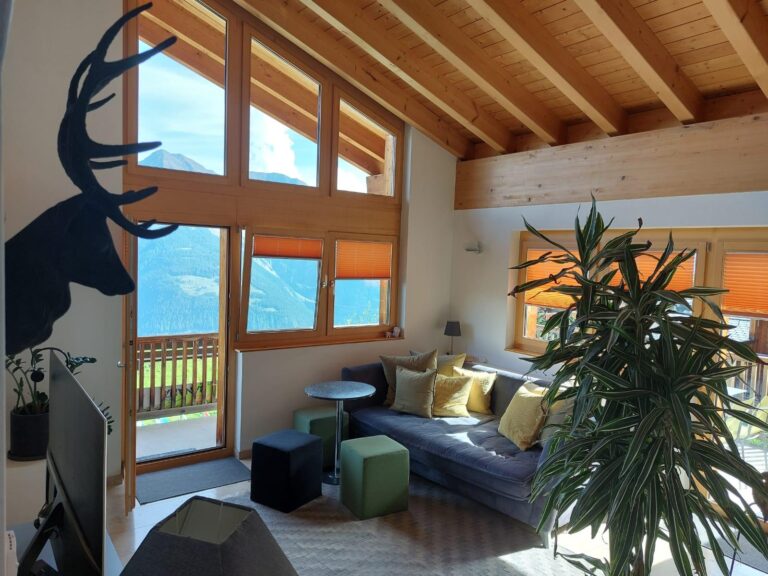 Wohnzimmer mit Bergblick