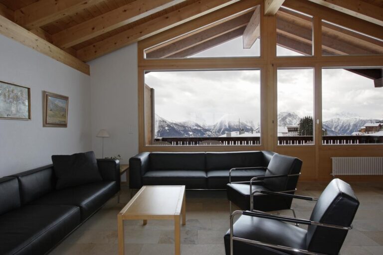 Wohnzimmer mit Bergblick im Winter